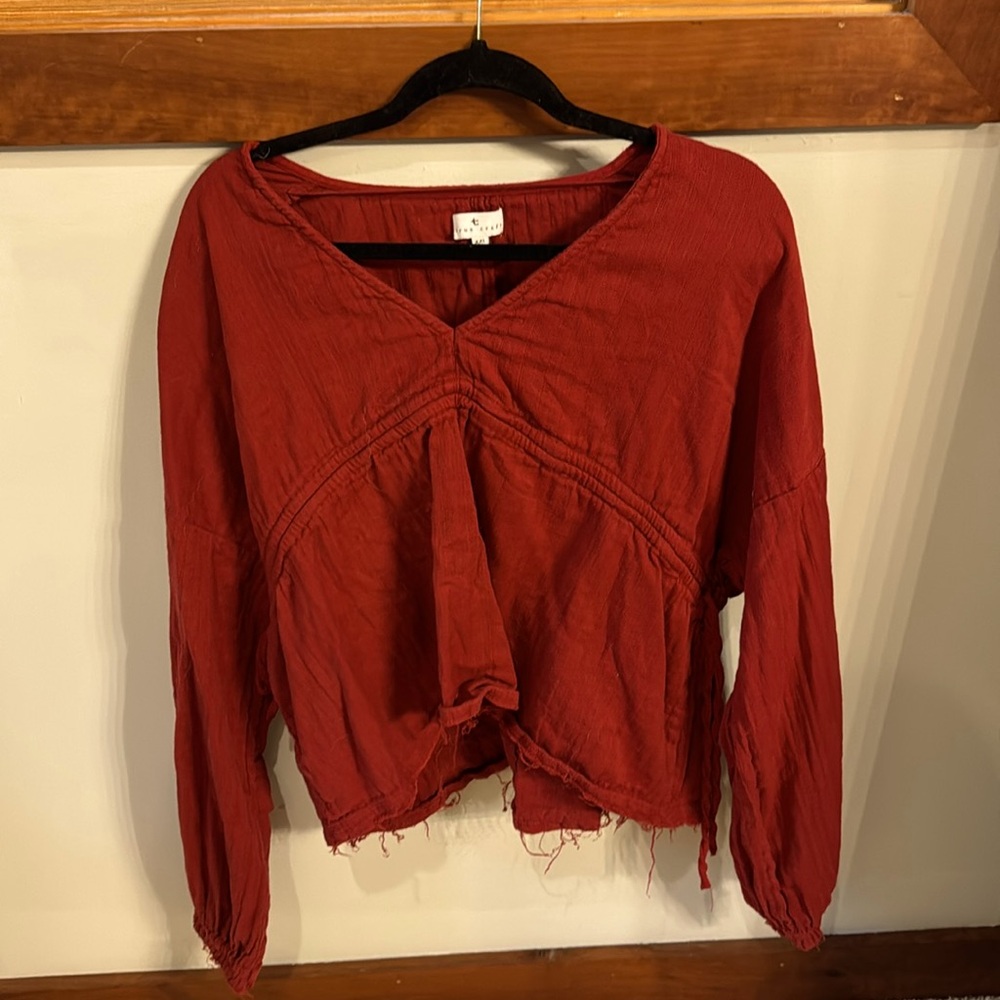 Cropped burgundy shirt